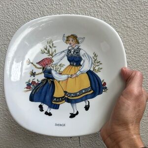 RORSTRAND SWEDISH NATIONAL FOLK DRESS DESIGN 7 5/8 INCH PORCELAIN PLATE SWEDEN